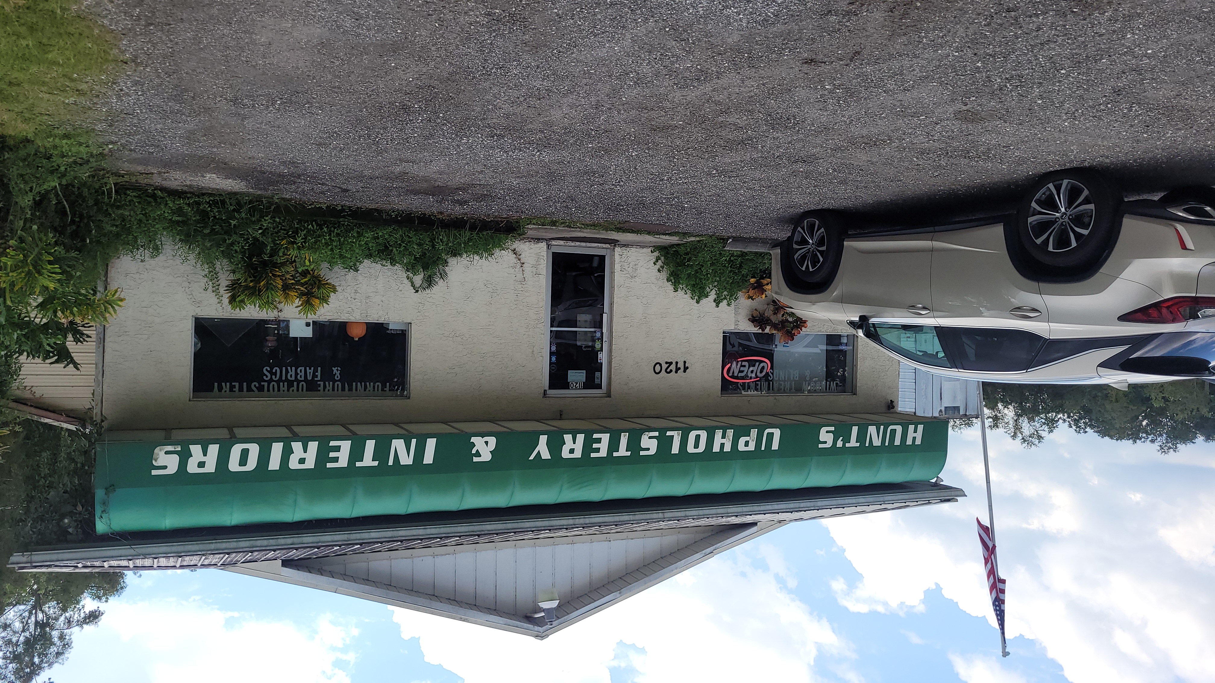 Hunts Upholstery and Interiors logo