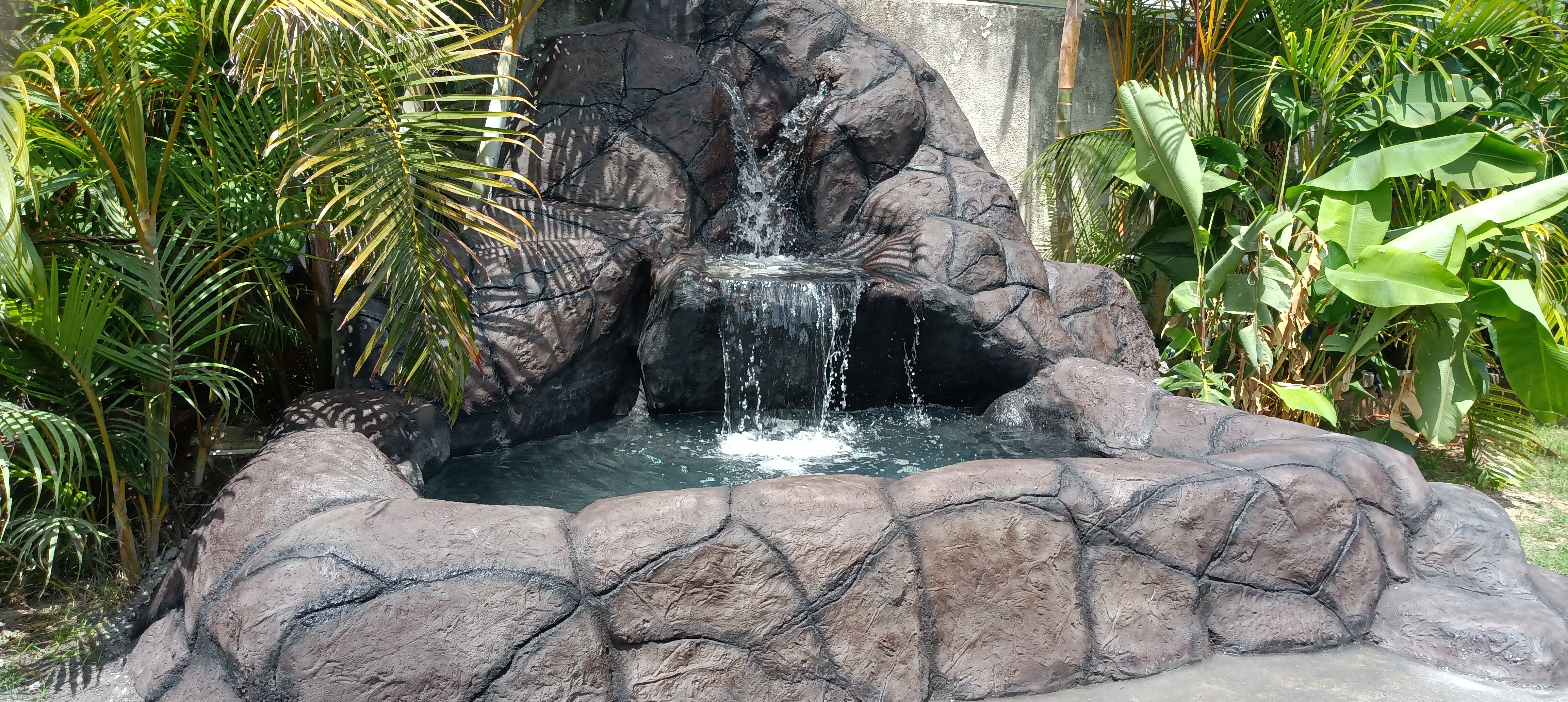 K M.P Pools & Ponds logo