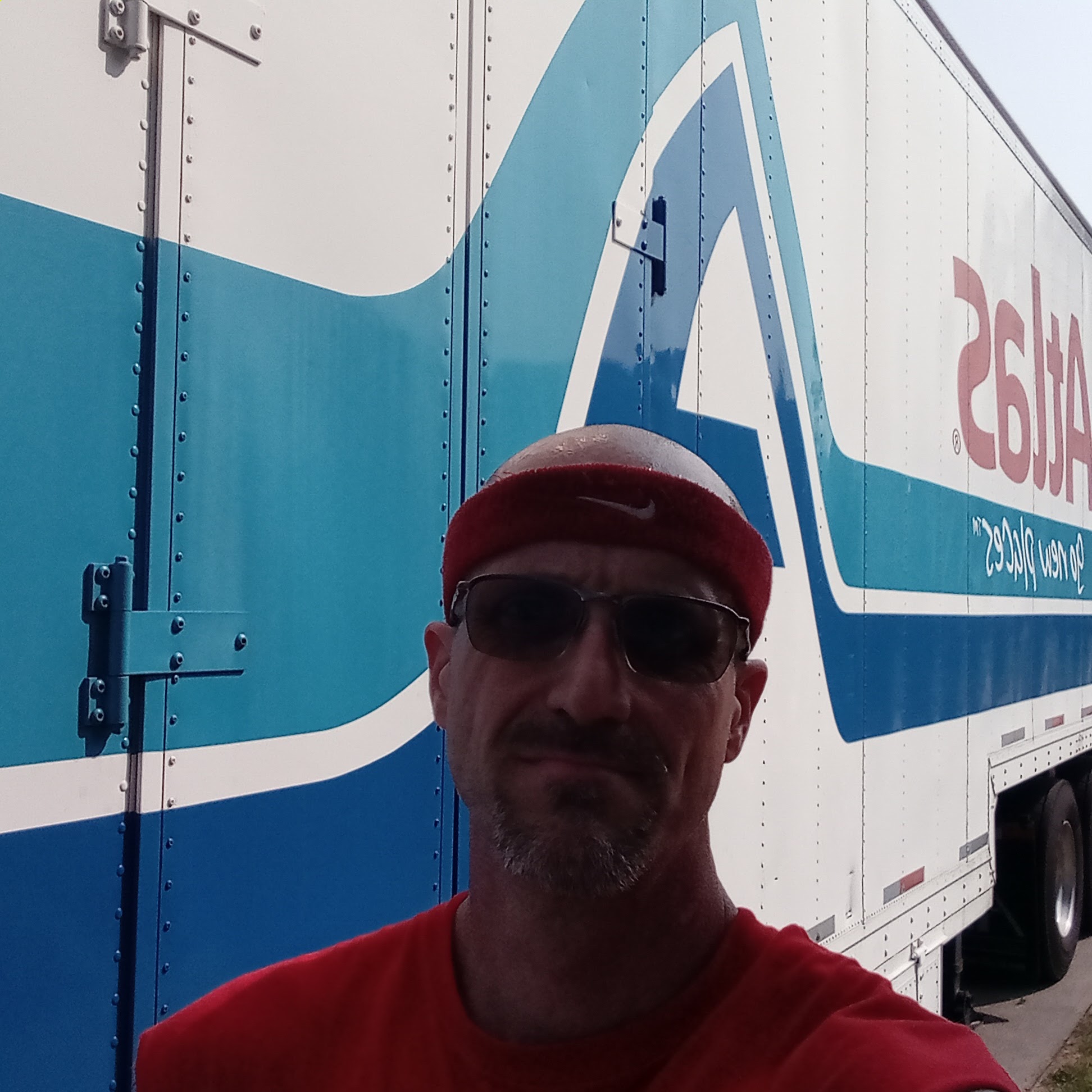 Mental Giant Moving Professionals logo