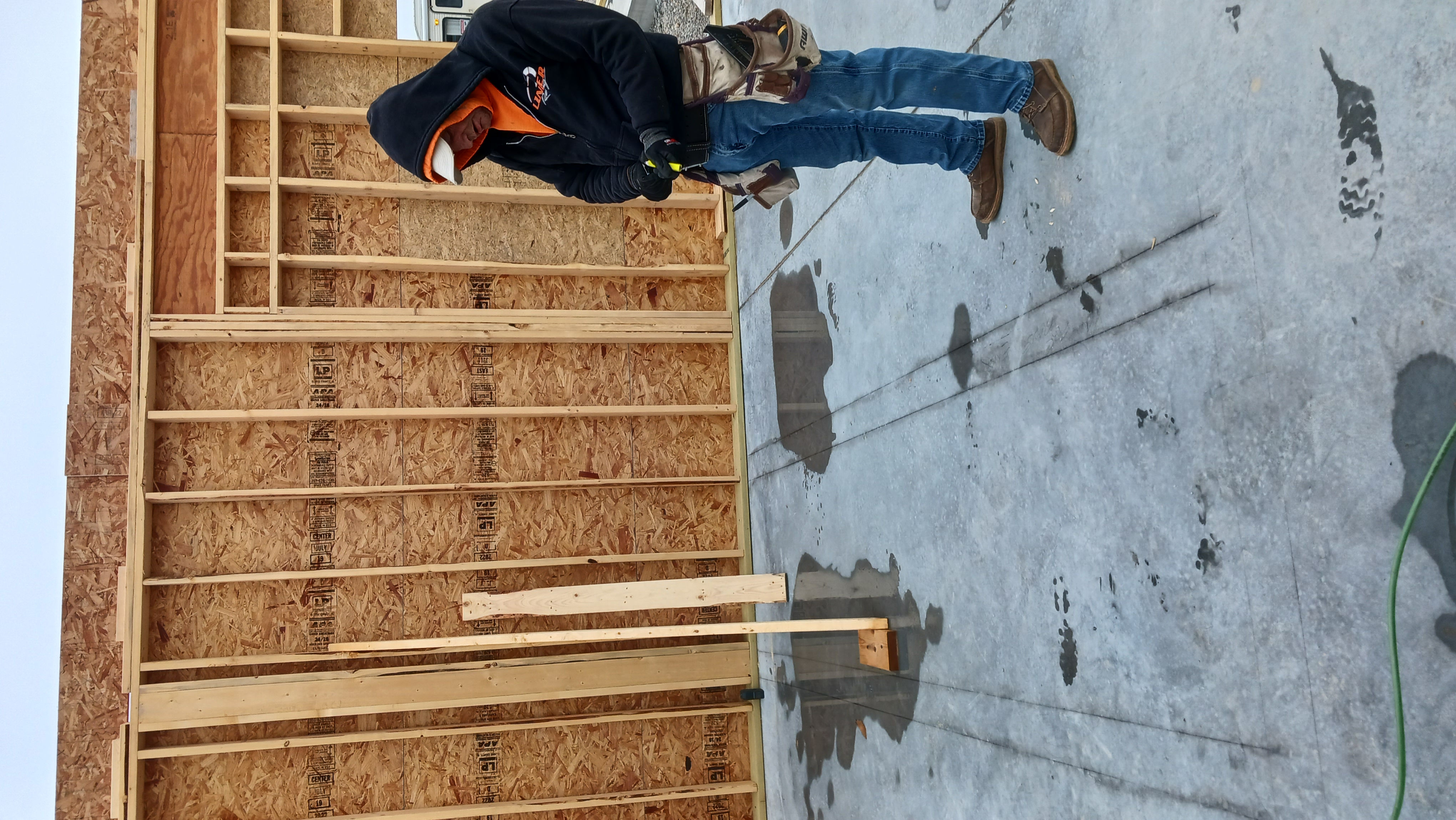 R&J construction & cleaning services logo