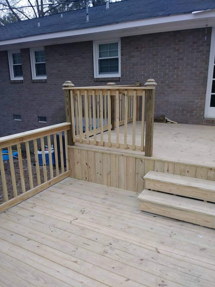 Hoss's Decks Shed's & More logo