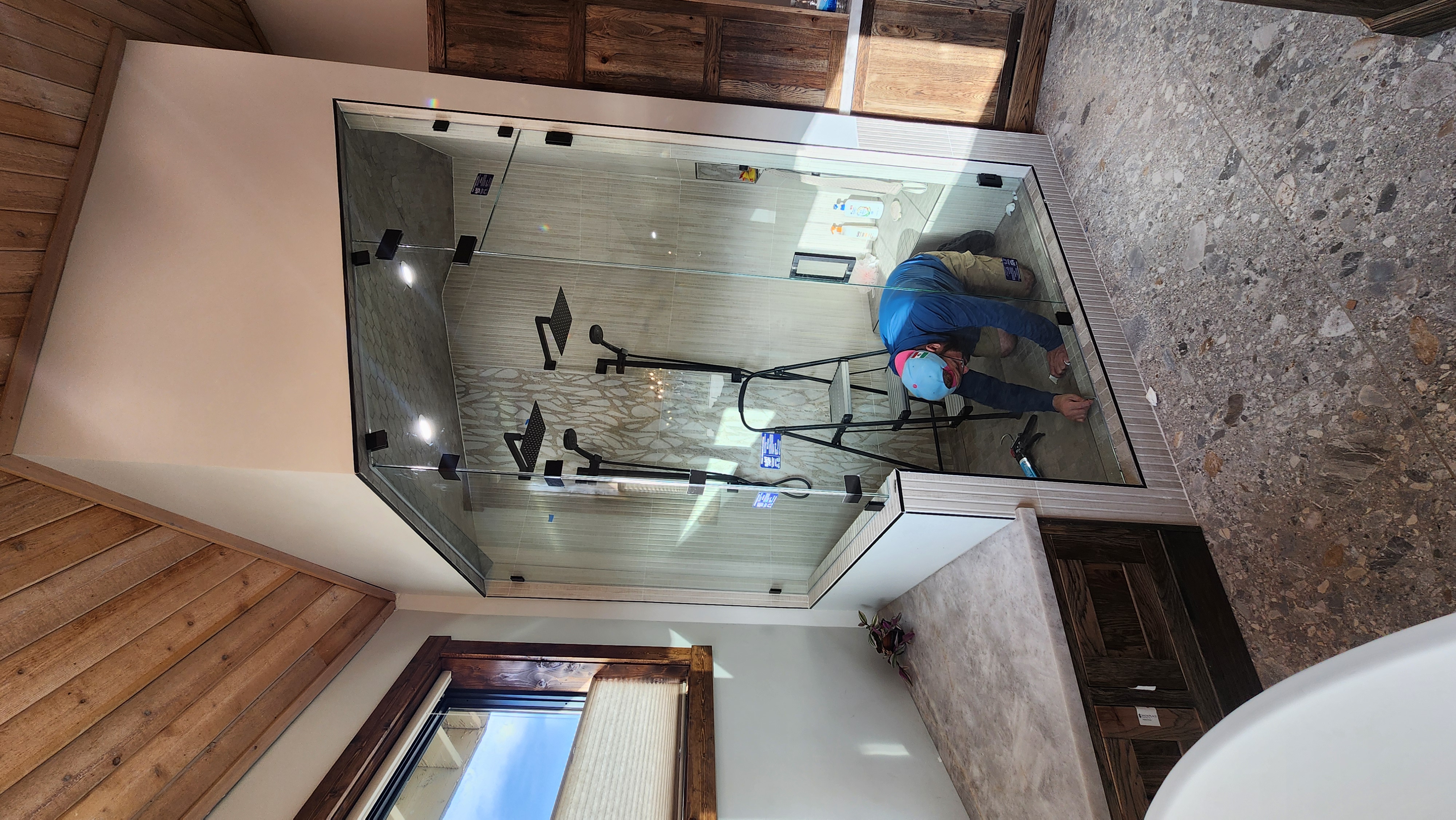 Accent glass logo
