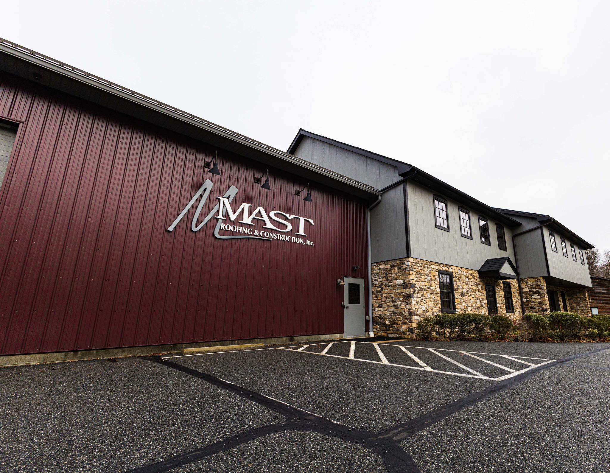 Mast Roofing & Construction, Inc. logo