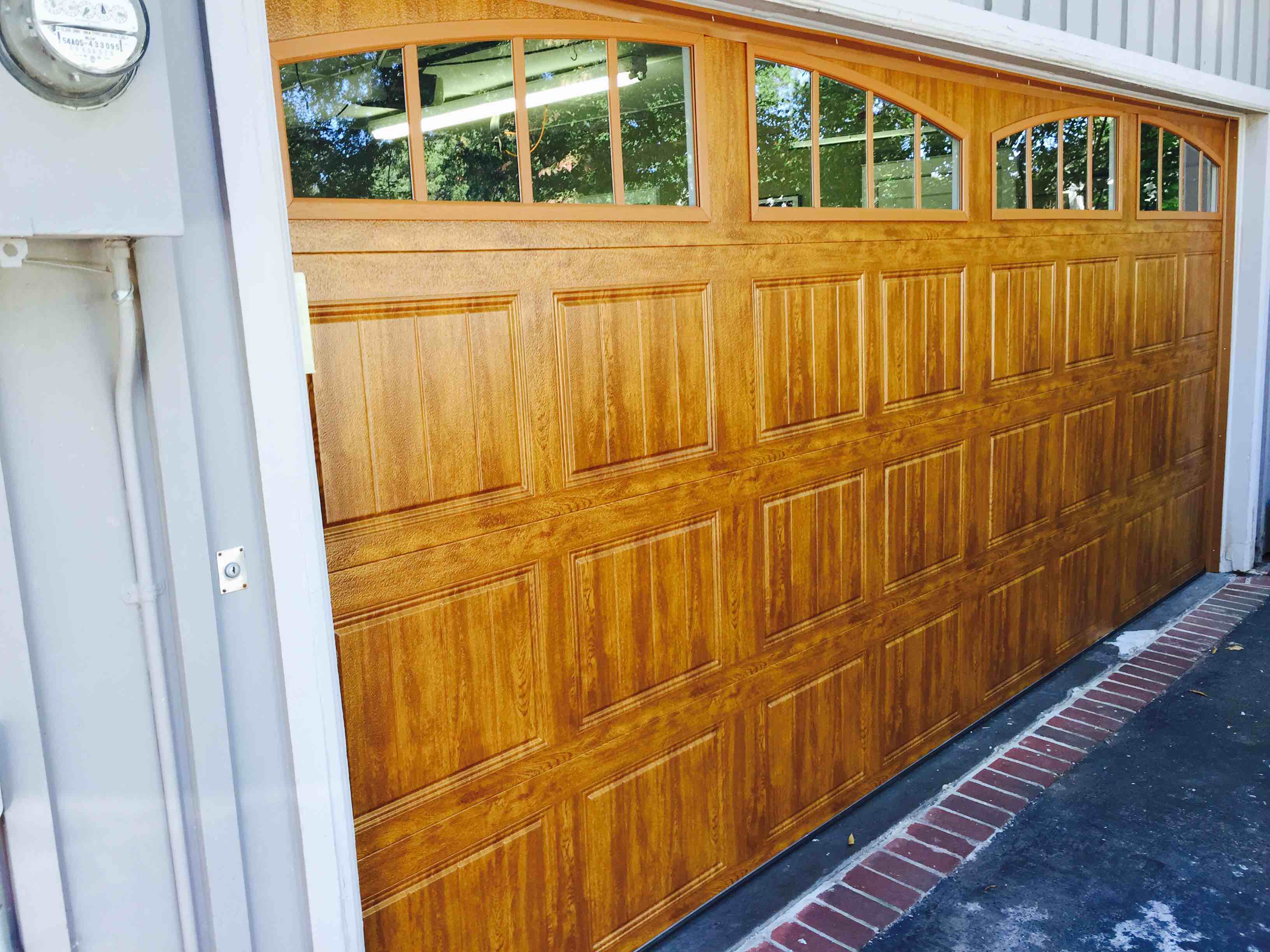 MANNAS GARAGE DOOR logo