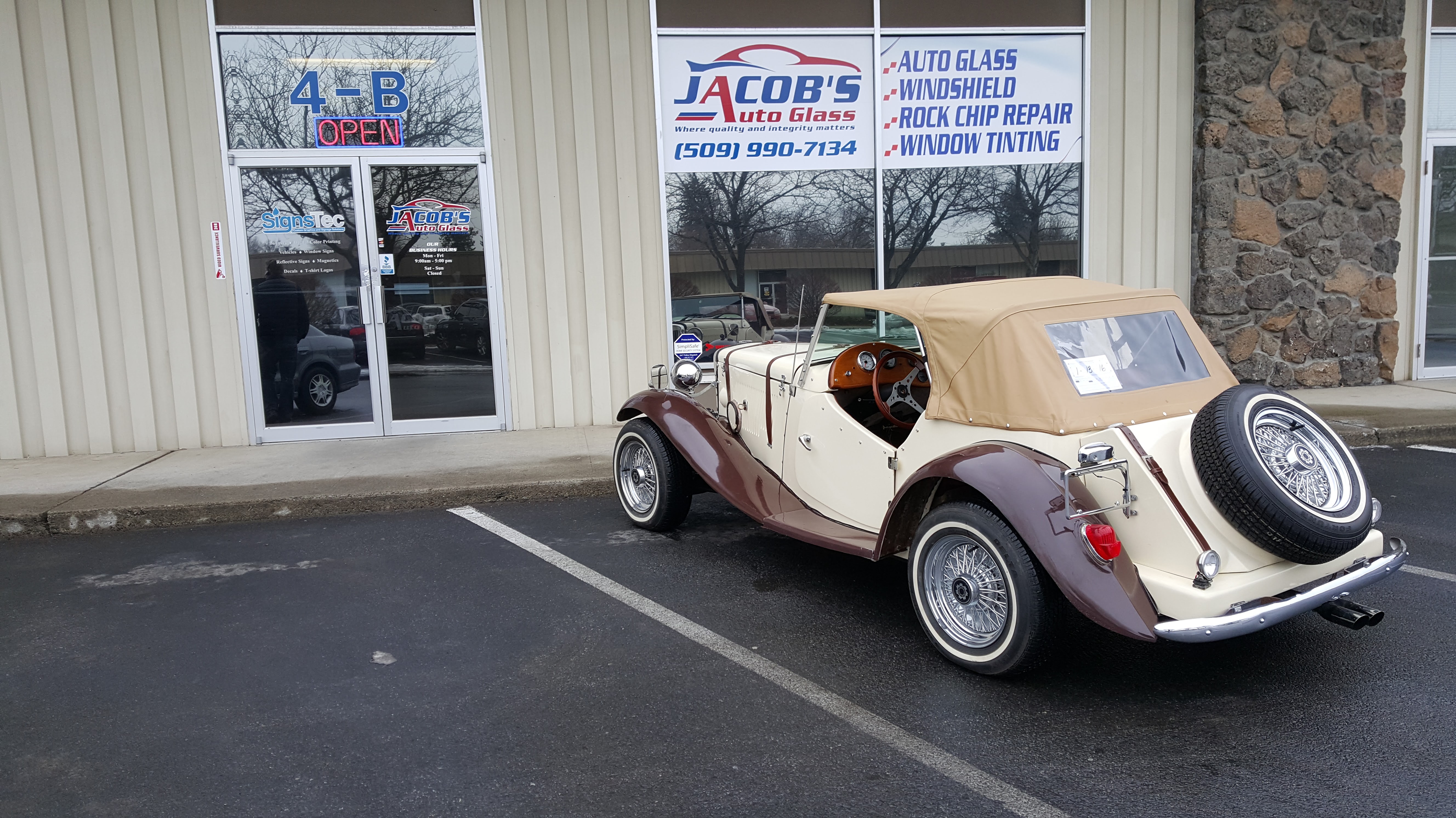 Jacob's Auto Glass logo