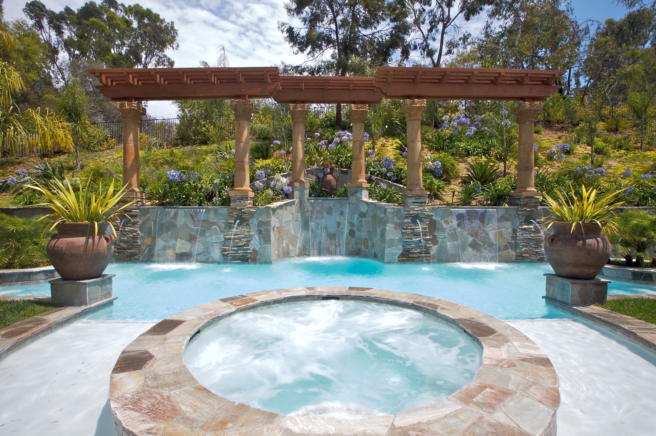 Logo for So Cal Custom Pools and spas