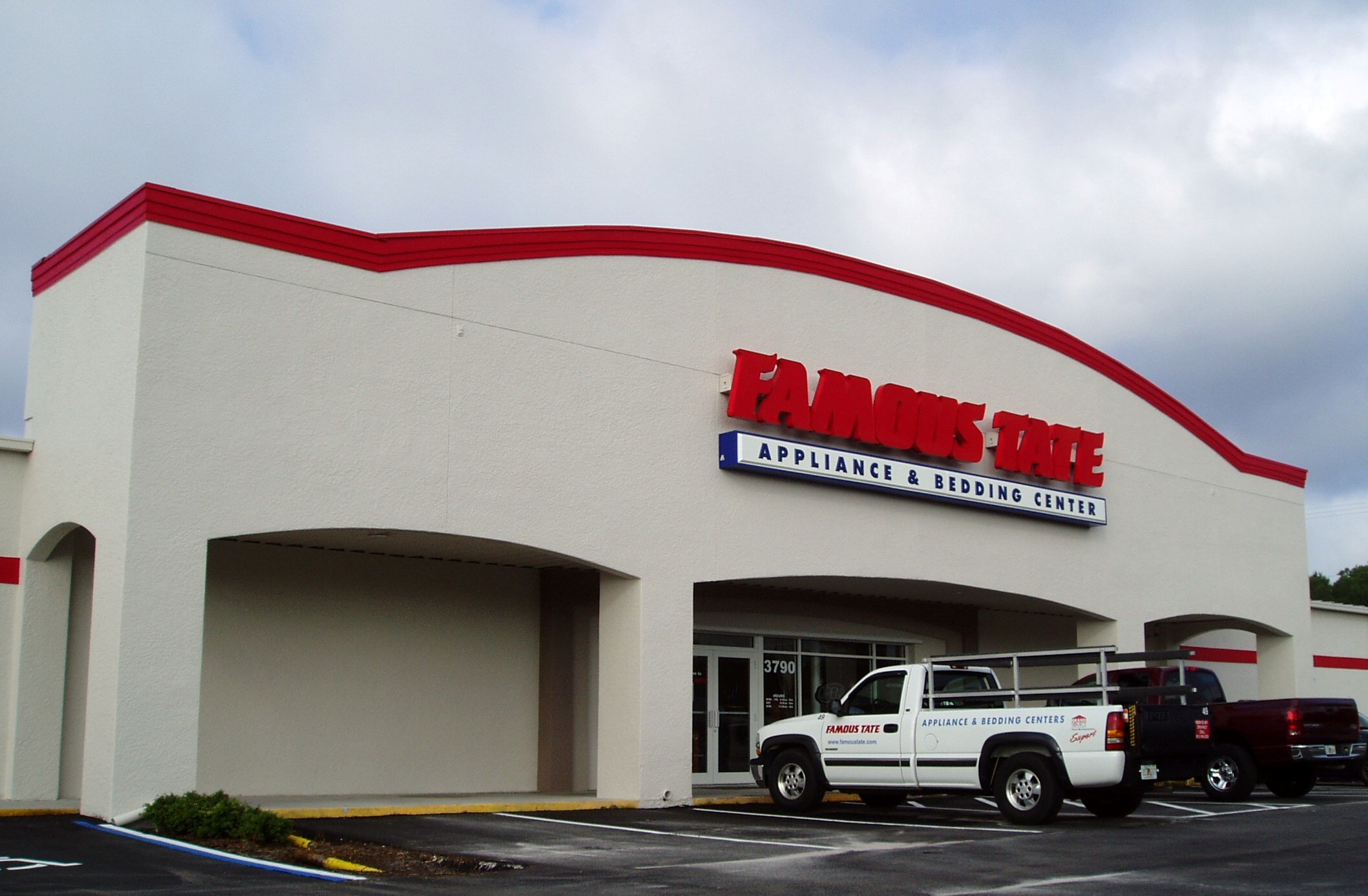 FAMOUS TATE APPLIANCE & BEDDING logo