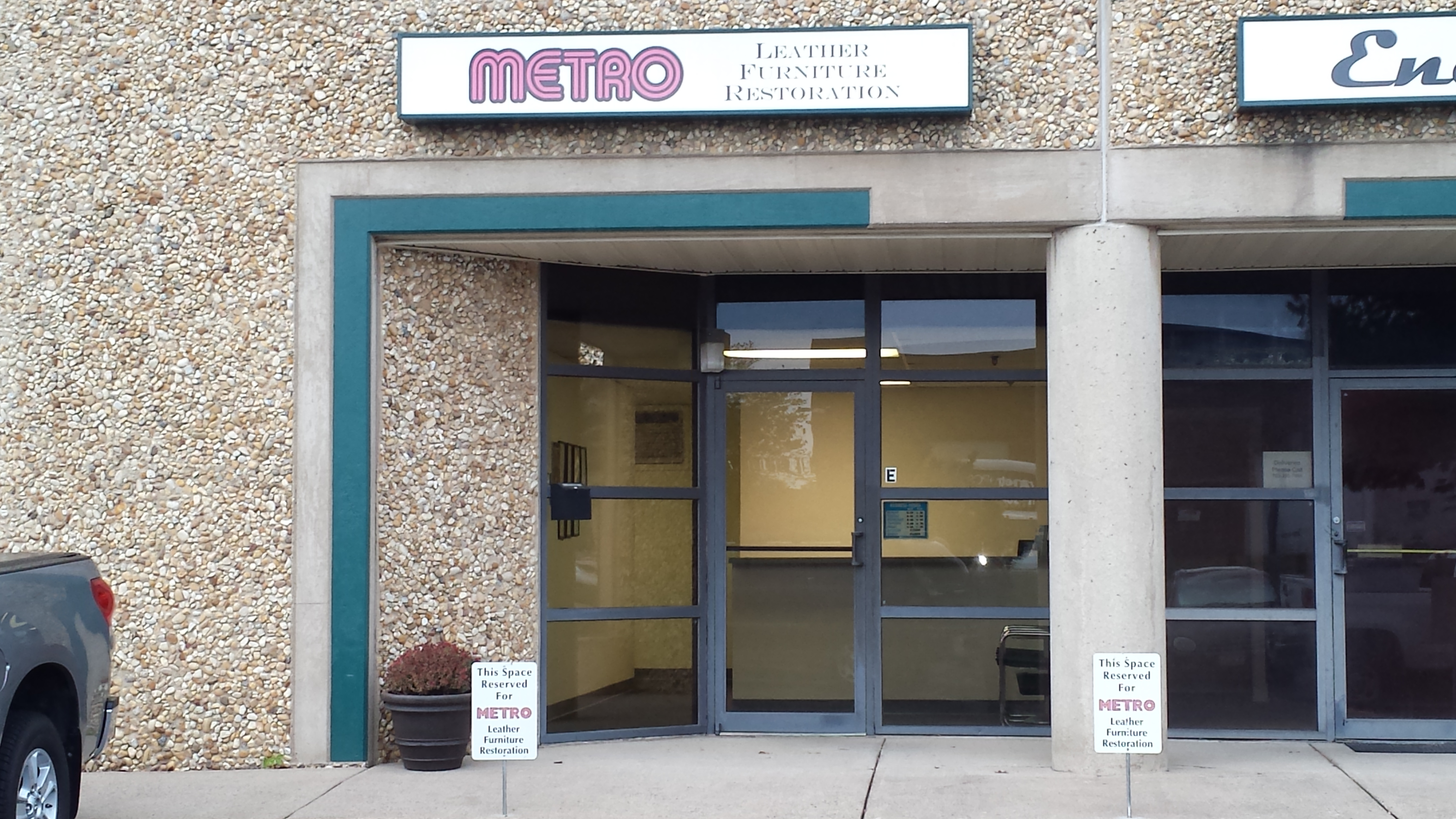 METRO LEATHER FURNITURE RESTORATION logo