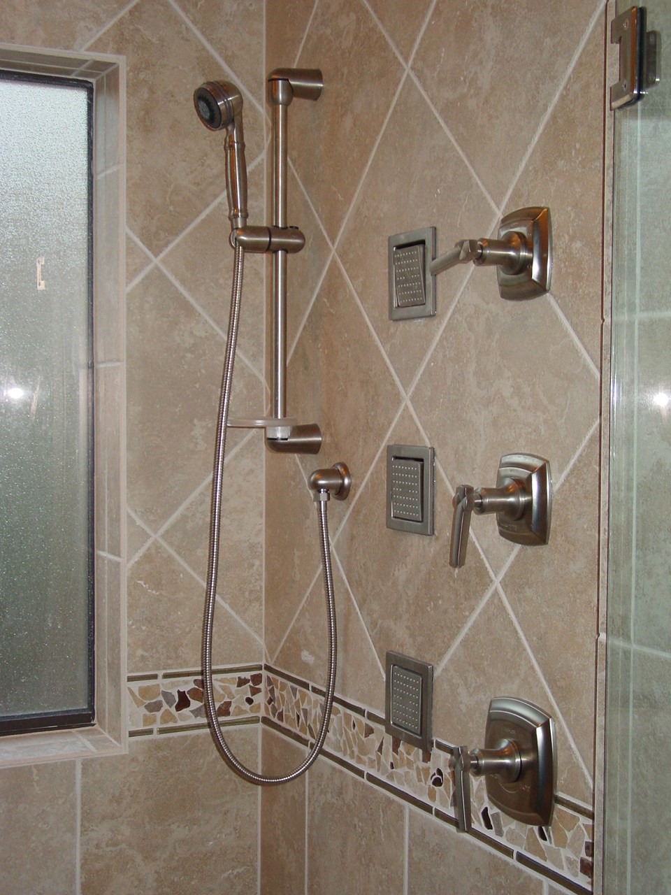 Laszlos Plumbing Co logo