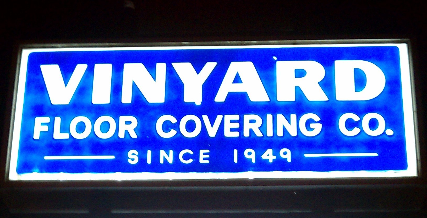VINYARD FLOOR COVERING logo