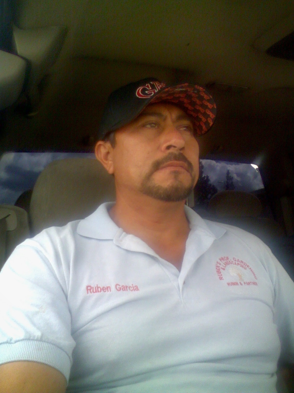 Ruben Professional Gardening logo