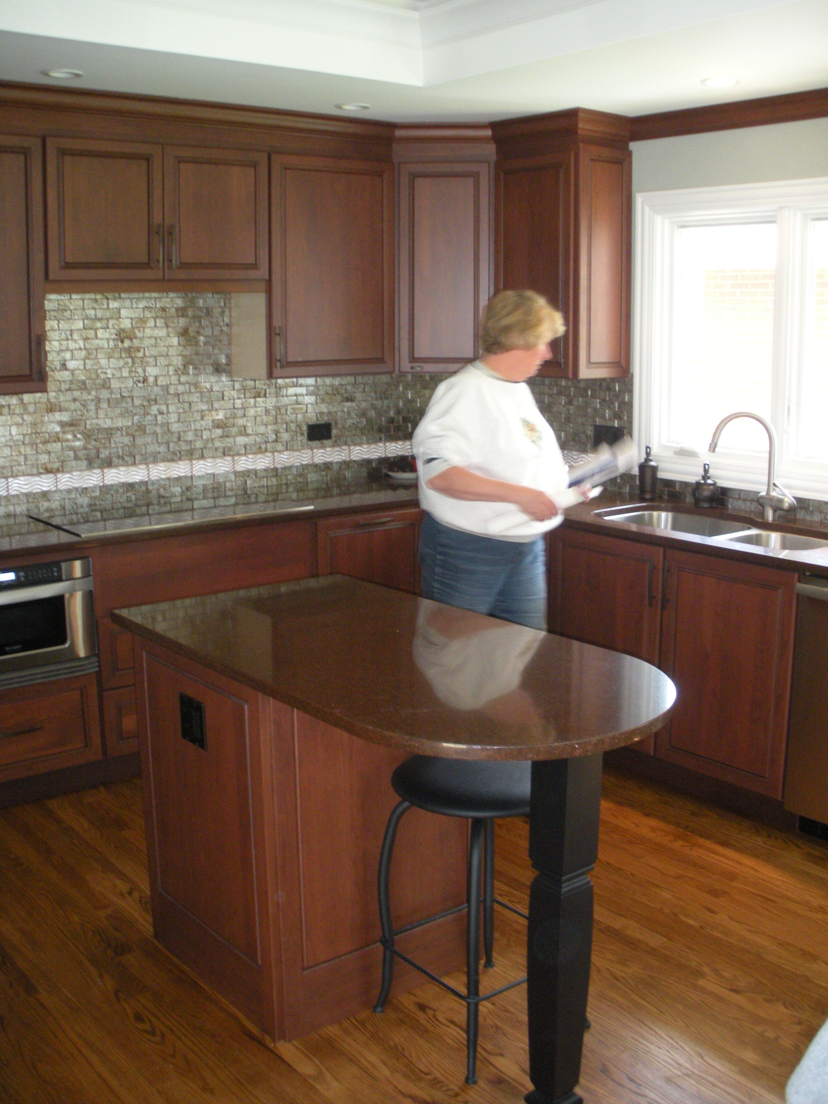HEARTWOOD CABINETRY AND DESIGN logo