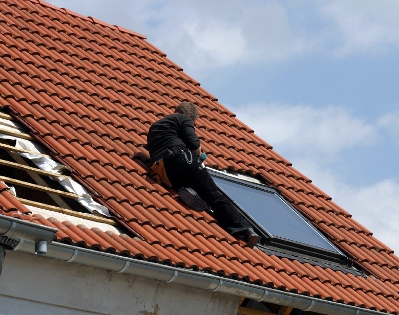 H. Recinos Roofing Company logo