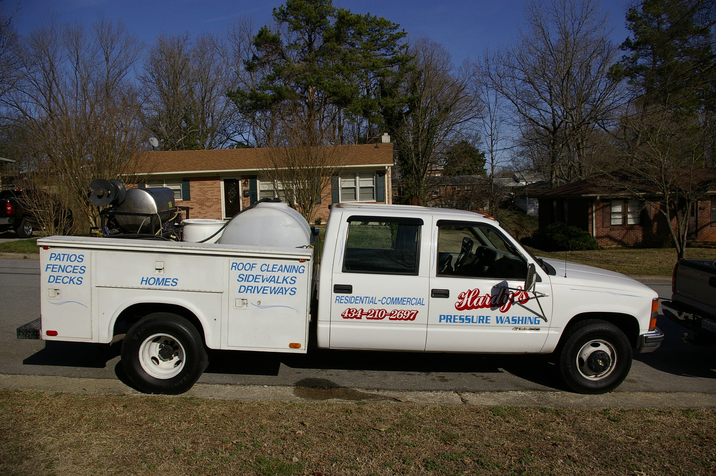 HARDY'S PRESSURE WASHING logo