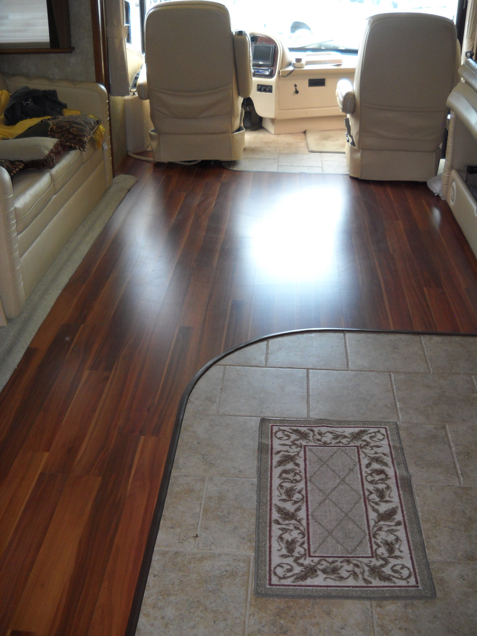 Ron's RV carpet-flooring logo