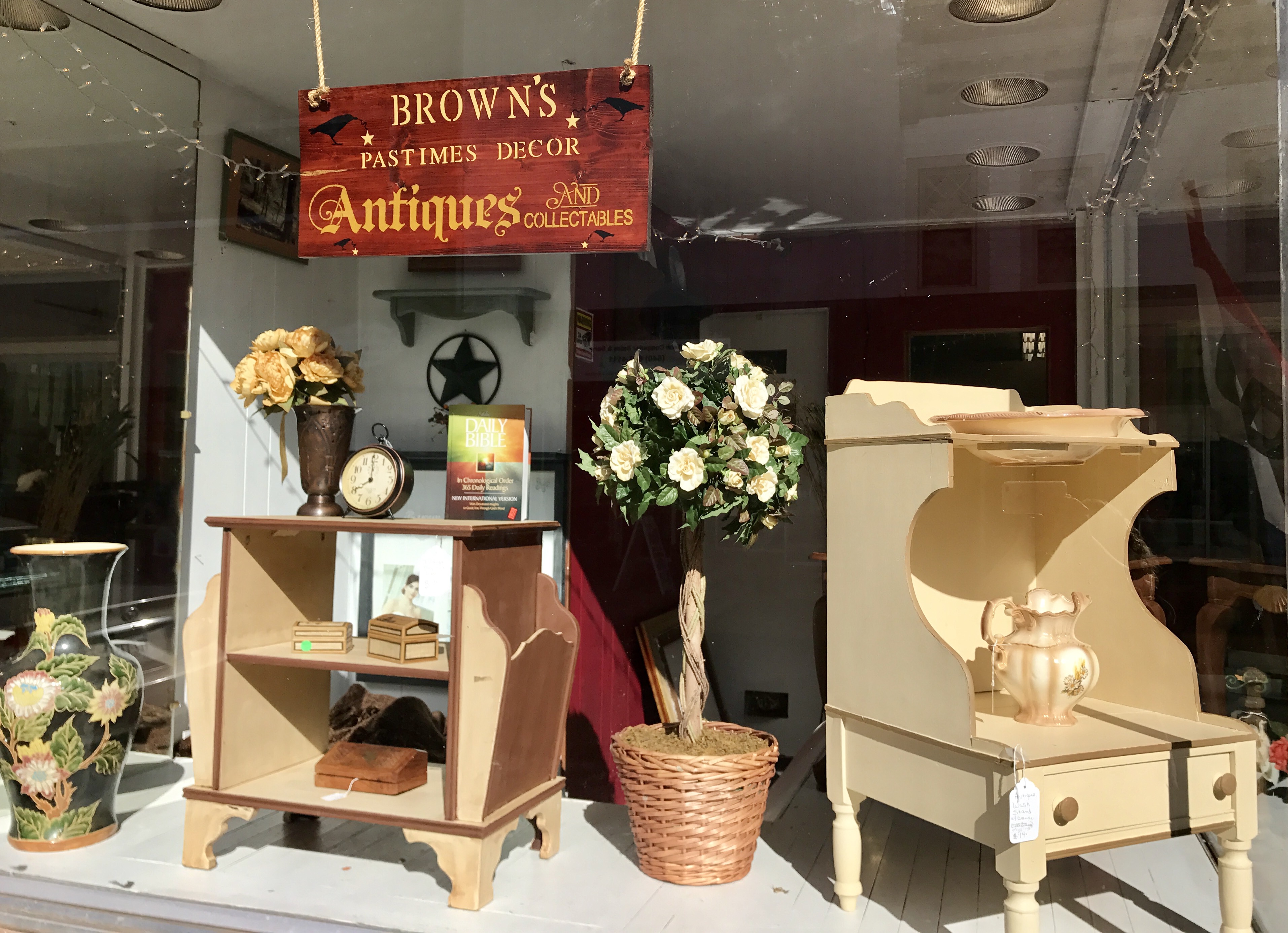 Brown's Pastimes Decor, Antique & Collectibles logo