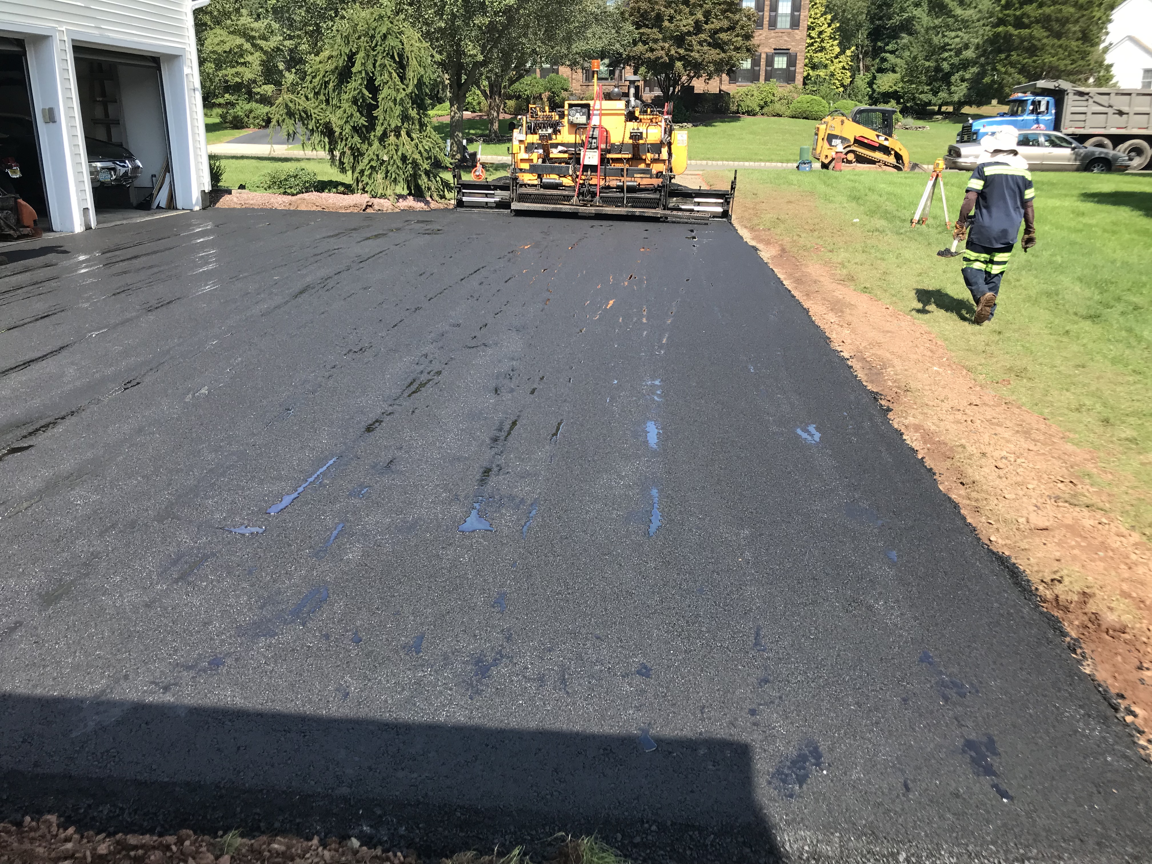 Roger's Paving & Contracting Inc logo