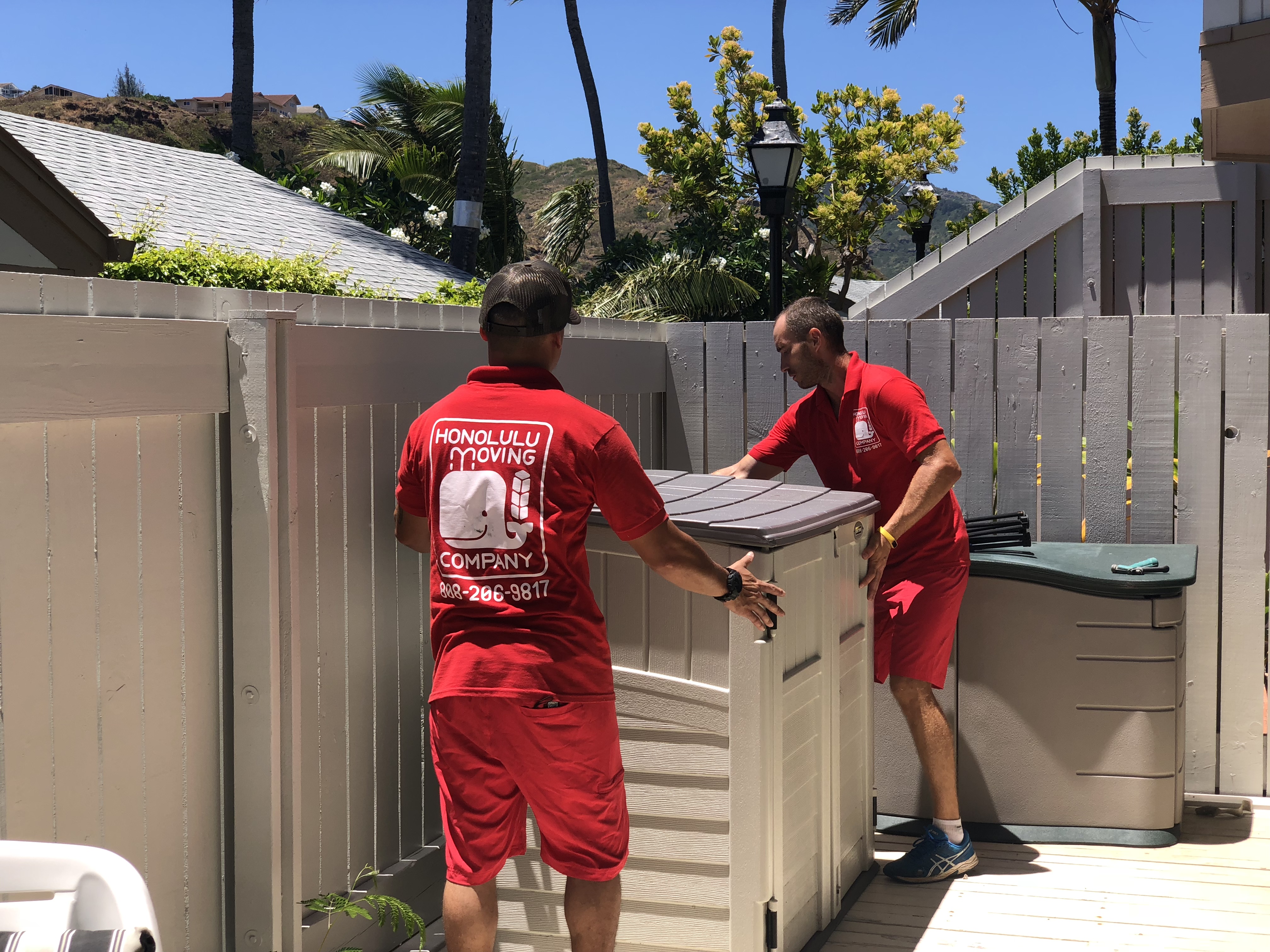 Honolulu Movers logo