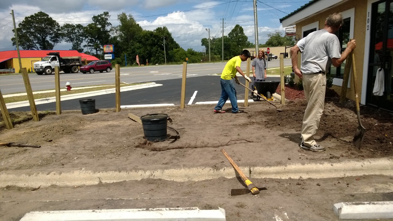 SM Painting & Landscaping, LLC logo