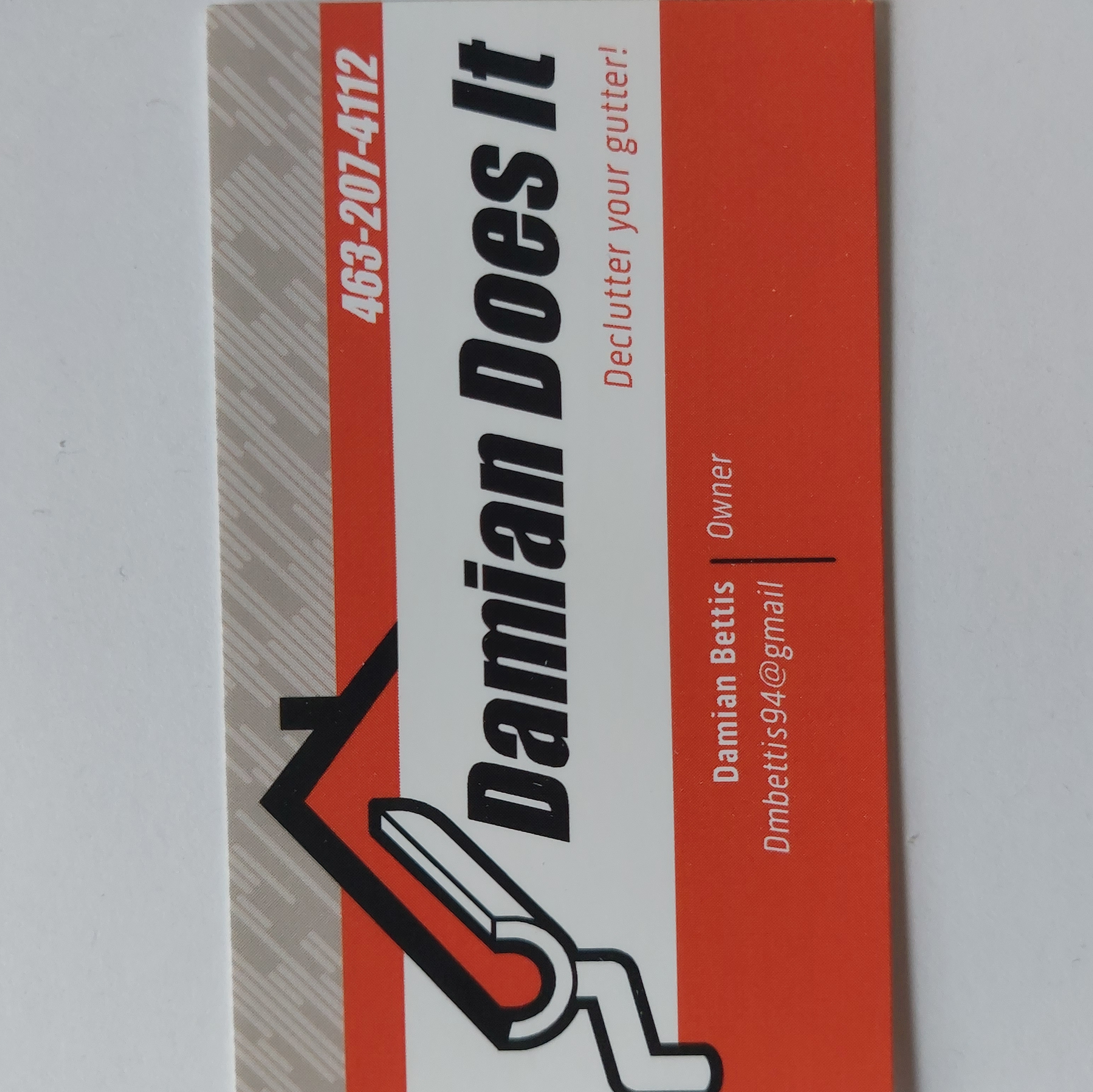 Damian Does It logo