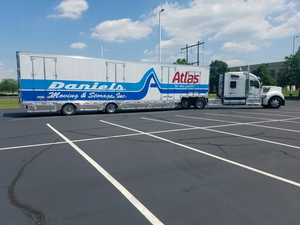 DANIELS MOVING & STORAGE logo