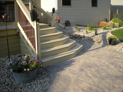Transitional Landscape with off white painted home siding