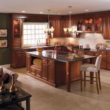 Traditional Kitchen with large kitchen island with range