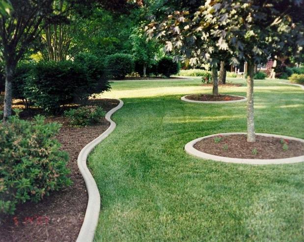 How To Make Curved Concrete Edging : Forming Concrete with Plastic ...