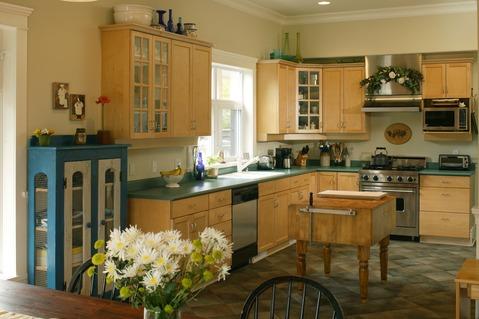 Transitional Kitchen with stainless steel appliances