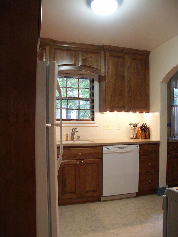 Casual Comfortable Kitchen In Royal Oak Laminate Countertops