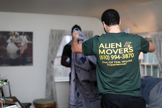 Alien Movers logo
