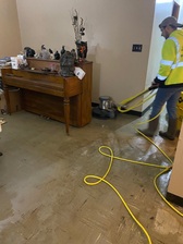 Roberth Cleaning Services logo