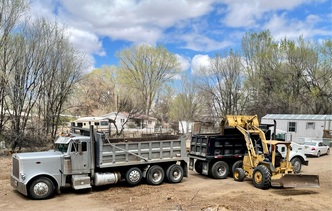 Hook & Bull Trucking, LLC logo