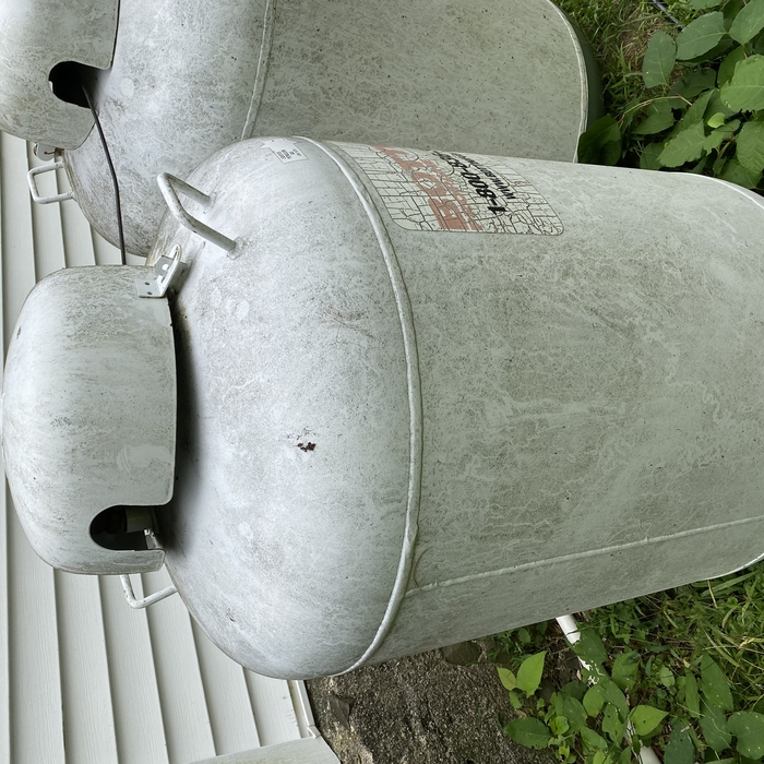Tank cleaning with house wash mix