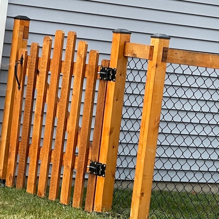 CAHAIN LINK WITH WOOD POST