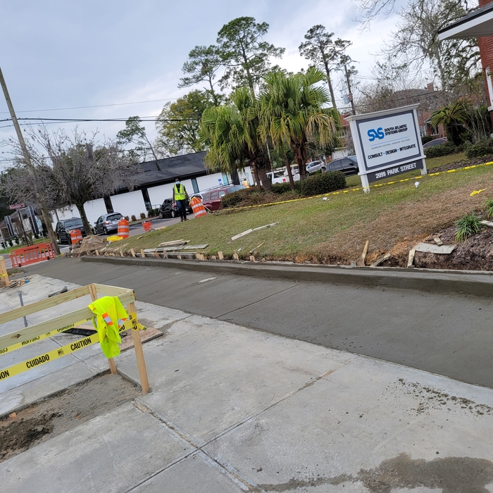 sidewalk w/curb