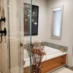 Bathtub surround accent