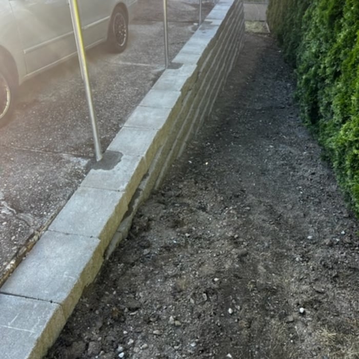 Top of retaining with chain link posts set