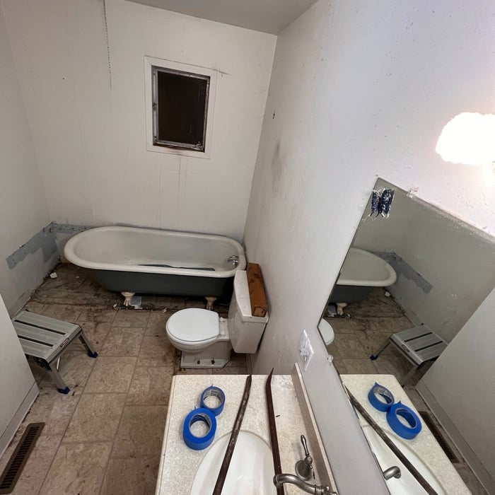 Bathroom (BEFORE)