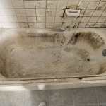 Porcelain tub