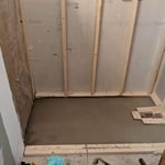 Level tub floor