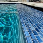 Crystal clear water + flawless glass tile đ