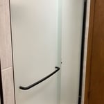 Glad shower door