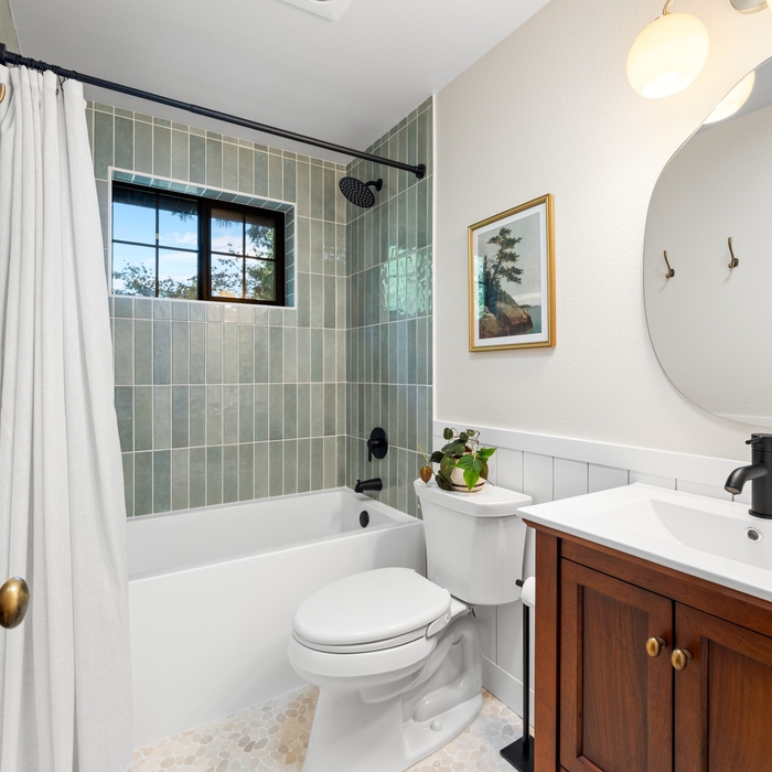 C & K, Guest Bathroom