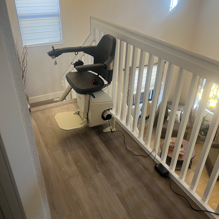 Stairlift Manufacturer: Handicare Model: Freecurve