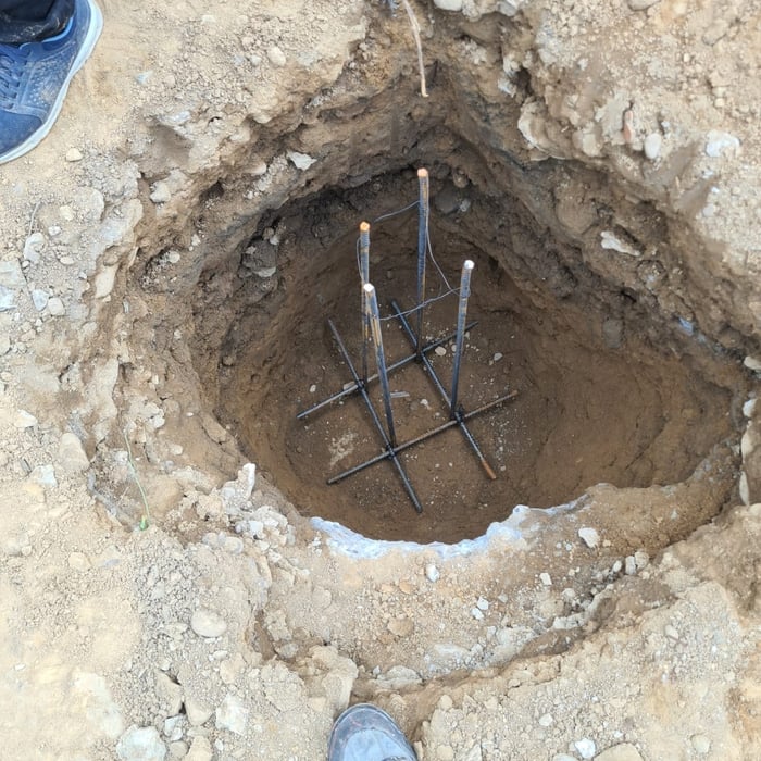 foundation pooring concreete with wire