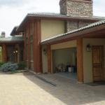 Traditional Driveway - Wood Beige Cobblestone Driveway