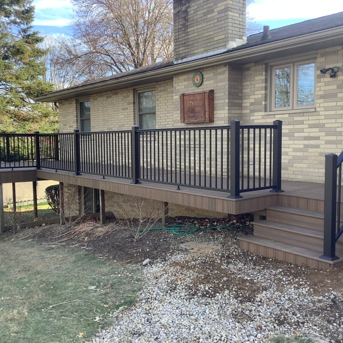 Composite Deck w/Aluminum Railing