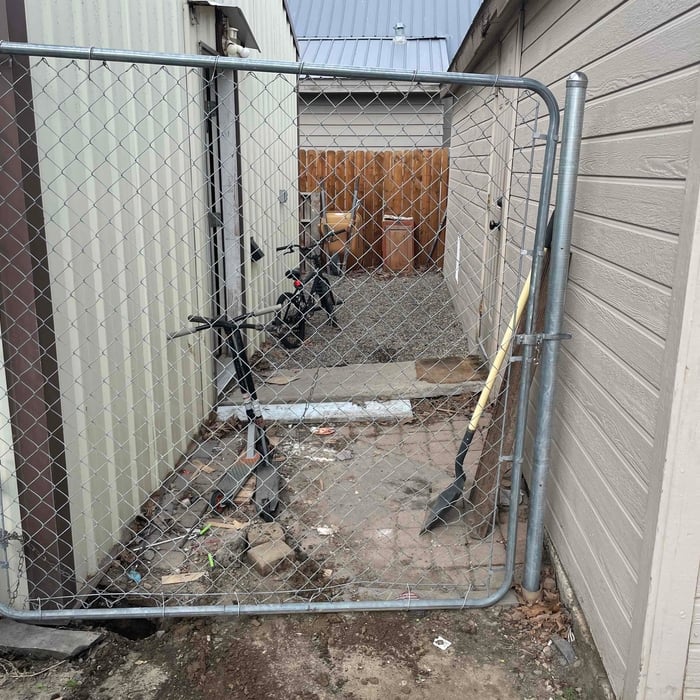 Privacy gate install