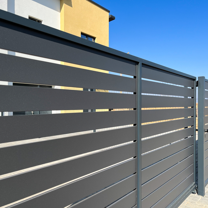 Horizontal aluminum fence